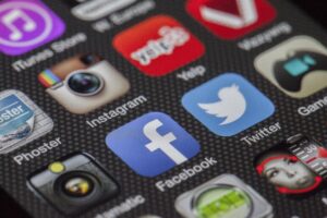 the image is showing different kind of apps on mobile phone